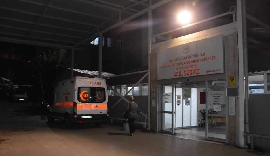 İZMİR’DE OĞUL DEHŞETİ: BABASINI DEFALARCA BIÇAKLADI