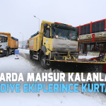 Karda mahsur kalanlar belediye ekiplerince kurtarıldı
