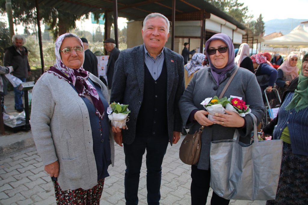 Başkan Kepenek Honazlı kadınlara çiçek takdim etti