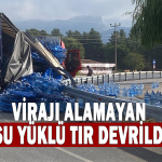 Virajı alamayan su yüklü tır devrildi