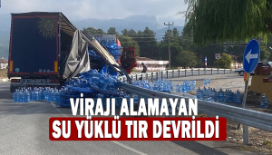Virajı alamayan su yüklü tır devrildi